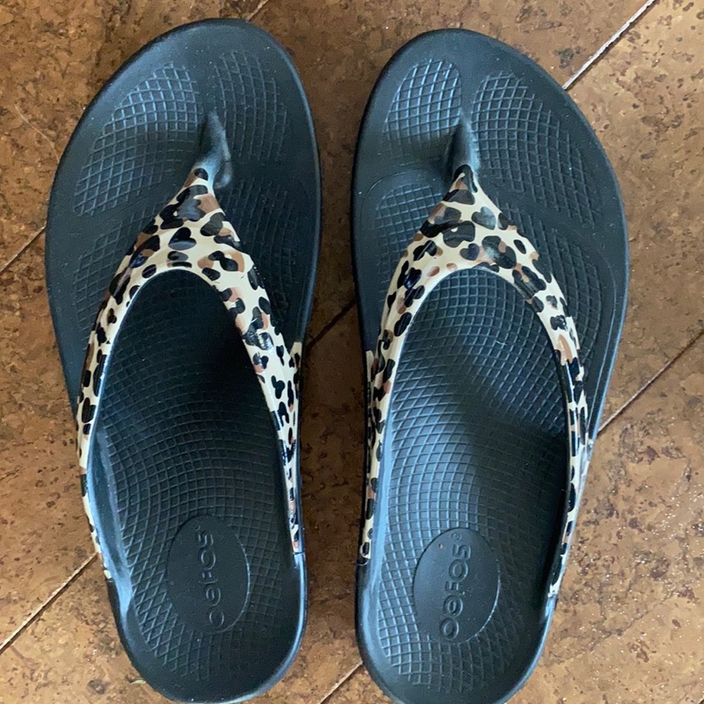 OOFOS Sandle in leopard print